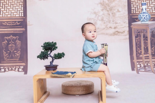 深圳合法供卵试管中心宝宝边吃奶边挣扎烦躁
